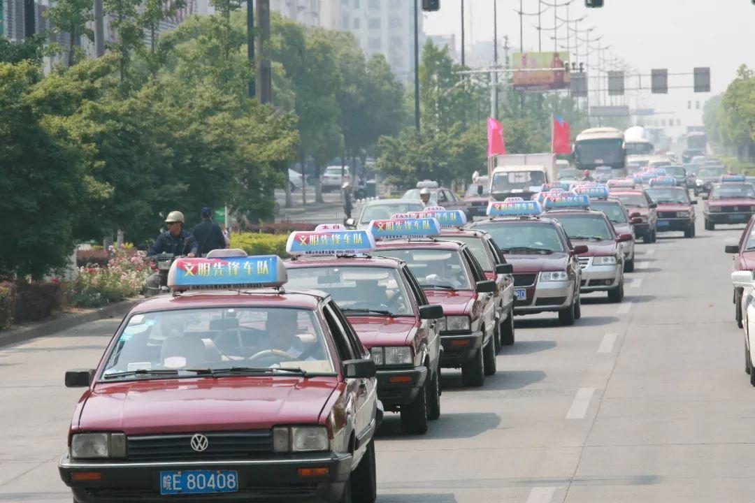 無(wú)線出租車(chē)LED頂燈顯示屏控制系統(tǒng)的優(yōu)勢(shì)