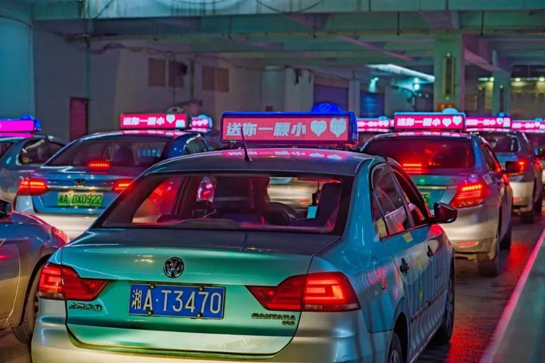 無線出租車LED頂燈顯示屏控制系統的優(yōu)勢(圖1)